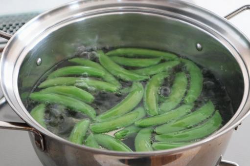 スナップエンドウを茹でる スナップエンドウを茹でる スナップエンドウ,えんどう豆,豆の写真素材