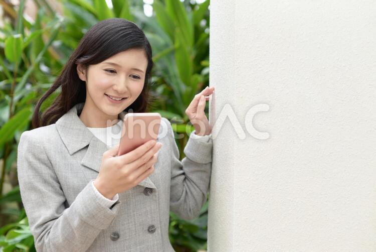 スマートフォンを持つ笑顔の女性 女性,スマートフォン,女の写真素材