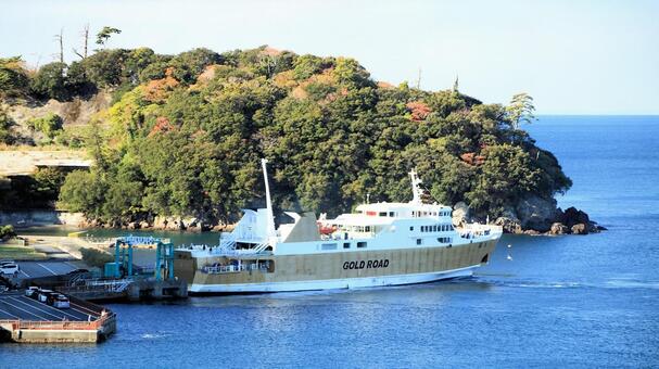 晩秋の土肥港に到着した駿河湾フェリー 駿河湾フェリー,土肥港,晩秋の写真素材