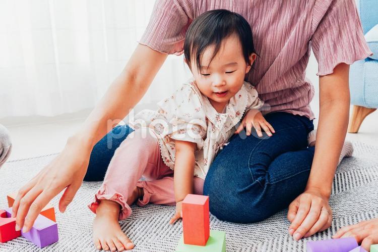 赤ちゃんと家で遊ぶお母さん 楽しい,喜ぶ,お母さんの写真素材