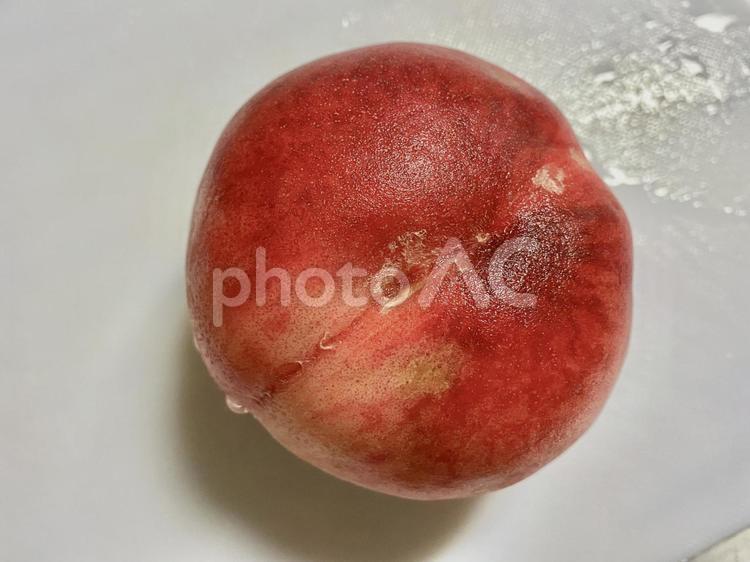 水で洗った桃 もも,果物,ピーチの写真素材