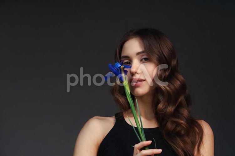 菖蒲を持ち微笑む女性 女性,花,菖蒲の写真素材