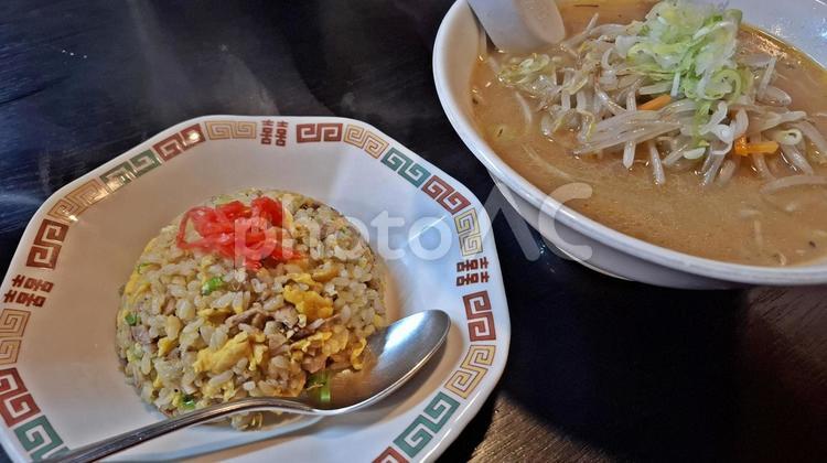 味噌ラーメンとチャーハンセット チャーハン,炒飯,炒めの写真素材