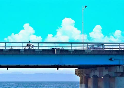 川、橋、入道雲 川、橋、入道雲 橋,川,自転車の写真素材