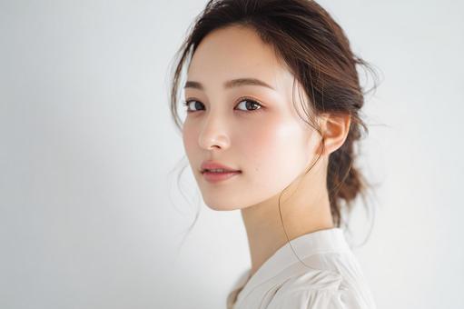 女性の顔アップ 背景白 女性の顔アップ 背景白の写真