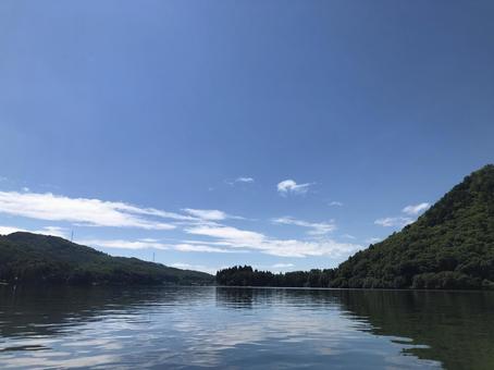 水上から見る湖面と空 中綱湖 水上から見る湖面と空 中綱湖の写真