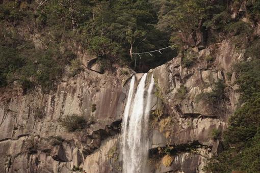 断崖を流れ落ちる滝 断崖を流れ落ちる滝 滝,断崖,自然の写真素材