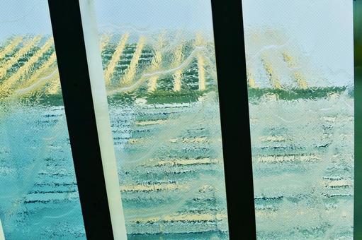 ミッドタウンのガラス天井を流れる水 ミッドタウンのガラス天井を流れる水 東京都港区,ミッドタウン,ガラス天井の写真素材