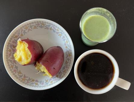 さつまいも紅はるかと酵素青汁牛乳等の昼食 昼食,さつまいも,紅はるかの写真素材