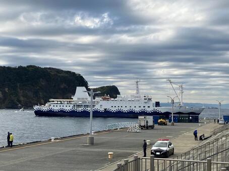 大島の船着場に接岸中のフェリー 大島,船着場,フェリーの写真素材