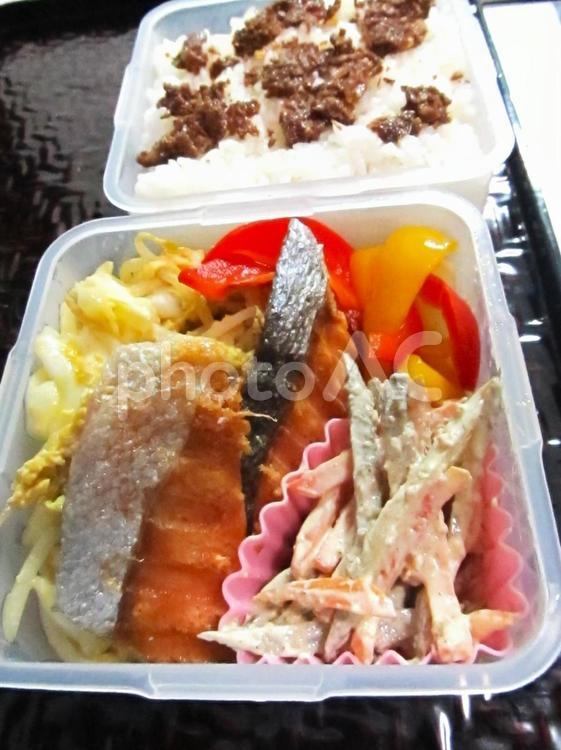 手作り弁当、焼き鮭、ゴボウサラダなど 手作り,弁当,お昼の写真素材