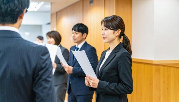 社員による一斉唱和と朝礼 社員による一斉唱和と朝礼の写真
