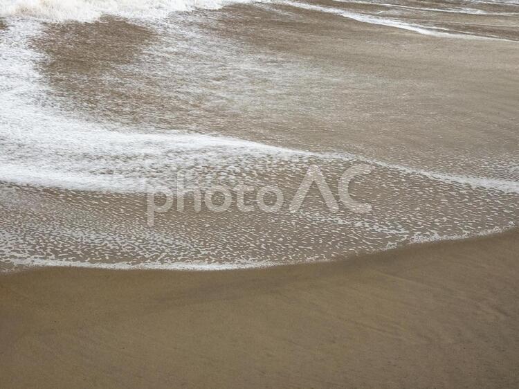 砂浜に打ち寄せる白い波　海辺の風景 砂浜,波打ち際,波の写真素材