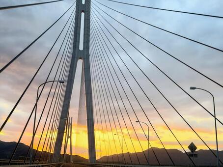 夕焼け空としまなみ海道の橋の構造 橋,夕焼け,夕景の写真素材