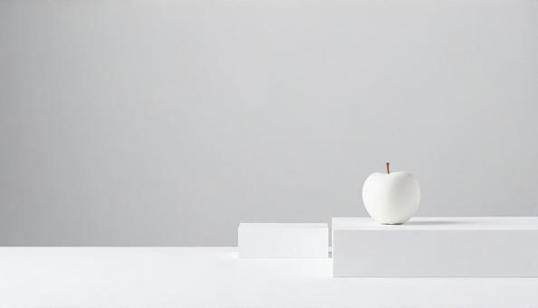 真っ白なりんご、陶器のオーナメントの写真