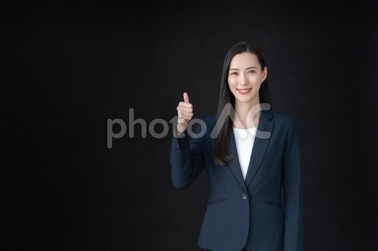 黒バックの若いビジネスウーマン ビジネス,女性,ビジネスウーマンの写真素材