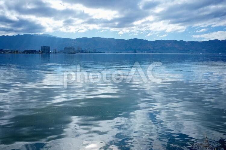 霞みがかった晩秋の諏訪湖 秋,雲,霞みがかったの写真素材