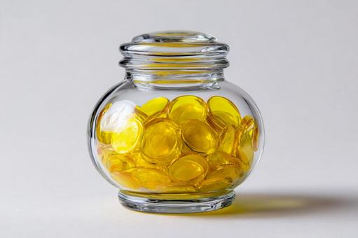 光り輝くコインが美しい、ガラス製貯金箱 光り輝くコインが美しい、ガラス製貯金箱の写真