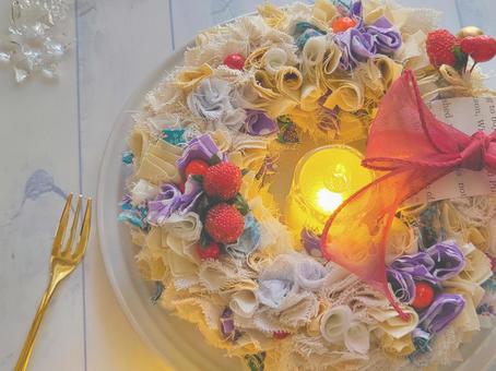 ケーキのような布のリースとカトラリー ケーキのような布のリースとカトラリー クリスマス,ケーキ,ろうそくの写真素材