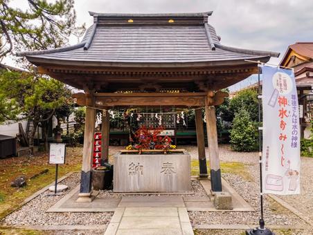 秋の手水舎二宮神社 二宮神社,手水舎,神社の写真素材