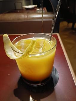 カクテル飲む？ カクテル,お酒,オレンジ色の写真素材