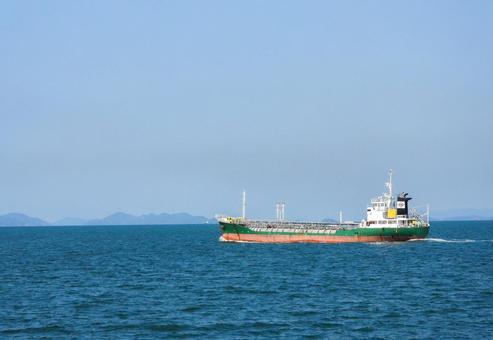 瀬戸内海を航行する貨物船 瀬戸内海を航行する貨物船の写真