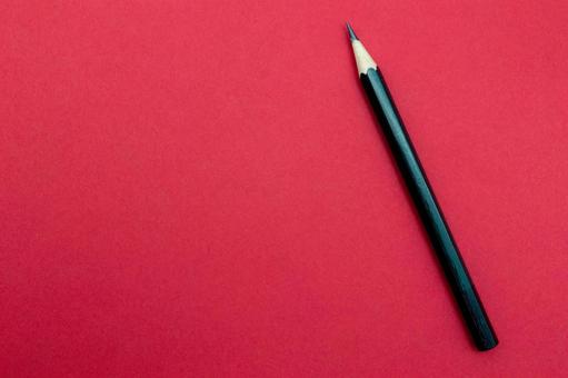 右側斜めに配置された鉛筆　赤背景 鉛筆,文房具,書くの写真素材