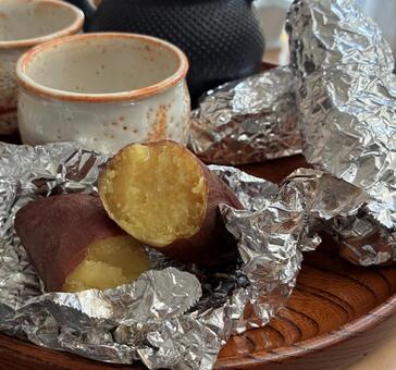 あったか焼き芋と湯飲み　お茶時間 焼き芋,さつまいも,和菓子の写真素材