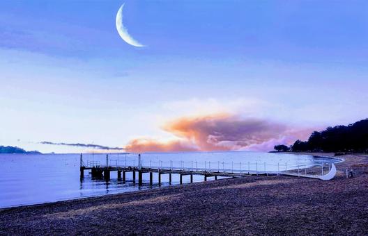 三日月と桟橋 三日月,桟橋,風景の写真素材