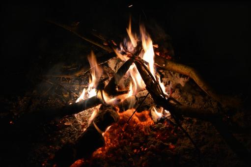 赤々と燃える炎 赤々と燃える炎の写真
