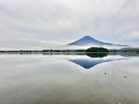 静寂に包まれた河口湖から見る富士山 静寂に包まれた河口湖から見る富士山 富士山,河口湖,湖の写真素材