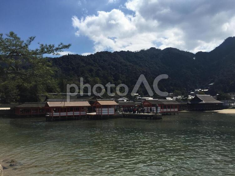 水に浮かぶ厳島神社。青空と山 水域,何人もありません,旅の写真素材