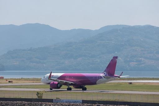 タキシングする長崎空港の航空機 タキシングする長崎空港の航空機 飛行機,航空機,旅客機の写真素材