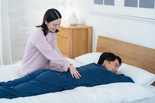 おうち時間・夫婦愛・スキンシップ 夫婦,カップル,恋人の写真素材