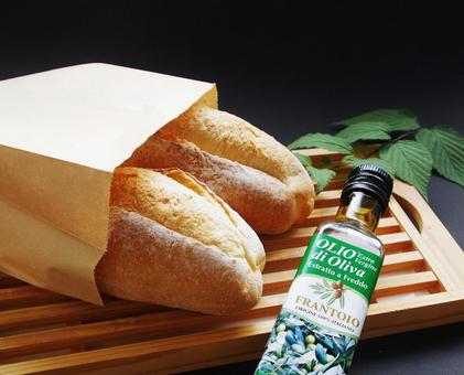 フランスパンとオリーブオイル パン切り台 フランスパンとオリーブオイル パン切り台 オリーブ油,パン,オリーブオイルの瓶の写真素材