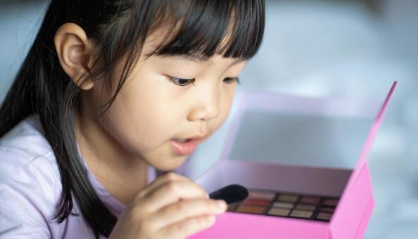 子供用のメイクボックスとメイクする女の子 子供用のメイクボックスとメイクする女の子の写真