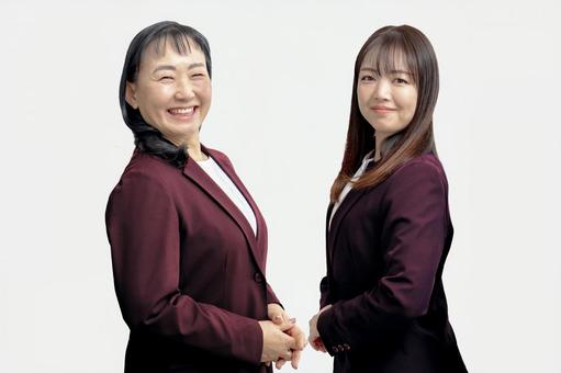 シンプルな背景と笑顔のビジネスウーマン 女性,2人,仕事の写真素材