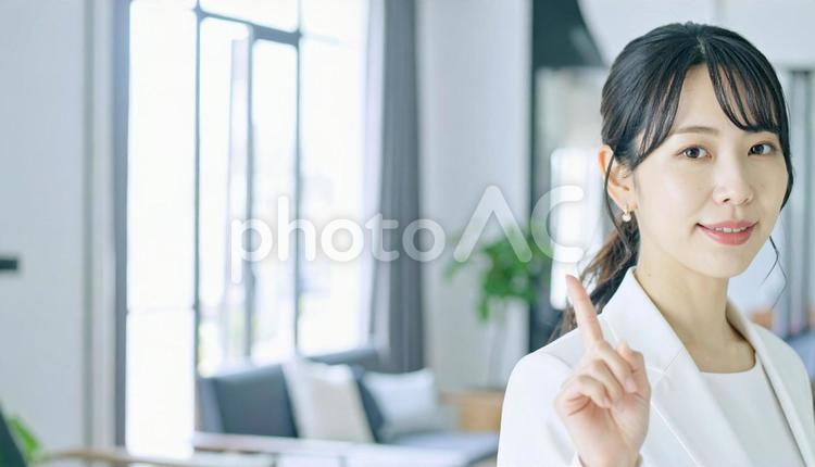 自信のある表情で指さすビジネス女性 指さす,指差し,ビジネスの写真素材