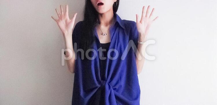 びっくりする女性(横長) 女性,驚く,びっくりの写真素材