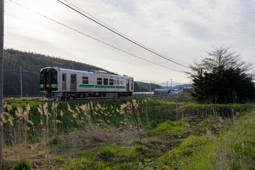 旭川郊外を走行する富良野線H100系車両 旭川郊外を走行する富良野線H100系車両 鉄道,車両,気動車の写真素材
