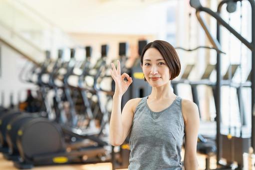 ジムでトレーニングするミドルの女性 ジム,女性,フィットネスの写真素材