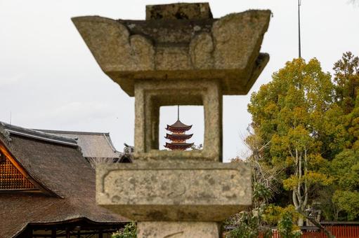 広島宮島の厳島神社の灯篭と五重塔 広島宮島の厳島神社の灯篭と五重塔の写真