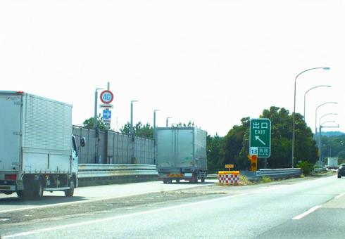 出口へと二台のトラックが急ぐ 出口へと二台のトラックが急ぐ 高速道路,トラック,運送の写真素材
