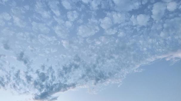 途切れているまだら雲_8割くらい 途切れているまだら雲_8割くらいの写真