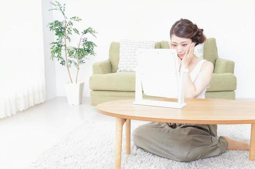 自宅でお化粧をする女性 くつろぐ,顔,大学生の写真素材