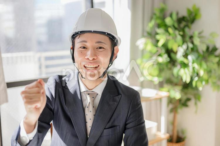 ガッツポーズするヘルメットをした男性 作業員,ビジネスマン,男性の写真素材