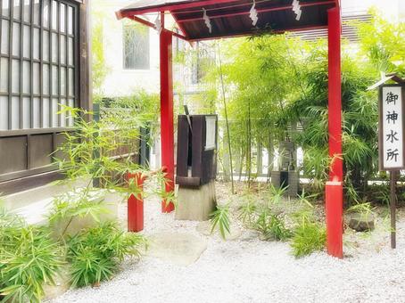 水を祀った神社の中の御神水所 水を祀った神社の中の御神水所の写真
