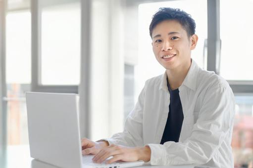 私服の男性とPC 私服の男性とPC 男性,若者,白シャツの写真素材
