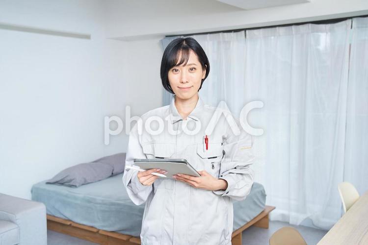 部屋を確認する作業着姿の女性 作業員,点検,仕事の写真素材