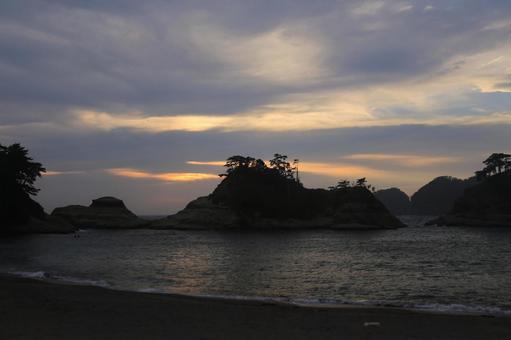 堂ヶ島の向こうに綺麗な夕陽 堂ヶ島の向こうに綺麗な夕陽 綺麗な夕陽,堂ヶ島,島の向こうにの写真素材